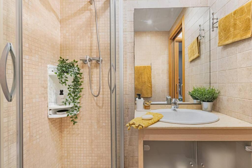 Lodging Apartments Villa De Gracia 2 Bedroom Cozy Apartment Barcelona Exterior photo